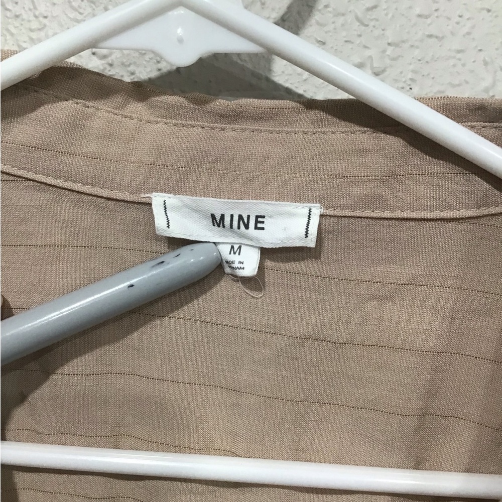 Mine Women’s Roll Tab Blouse M Beige Textured Split Neck Pockets Casual Work Top - Picture 3 of 6